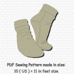 Puede incluir: Un par de calcetines de forro polar beige con el texto DIY Fleece Socks en la parte superior. La imagen incluye un patrón de costura PDF con tallas: 10 US equivale a 11 pulgadas, 42 EU a 27 cm y 8 UK a 27 cm de pie para los calcetines.