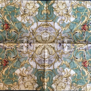 K&ouml;nnte beinhalten: Eine quadratische, gefaltete Papierserviette mit einem sich wiederholenden Muster aus goldenen und gr&uuml;nen floralen Designs. Das Design ist symmetrisch und zeigt ein zentrales Motiv einer stilisierten Blume.