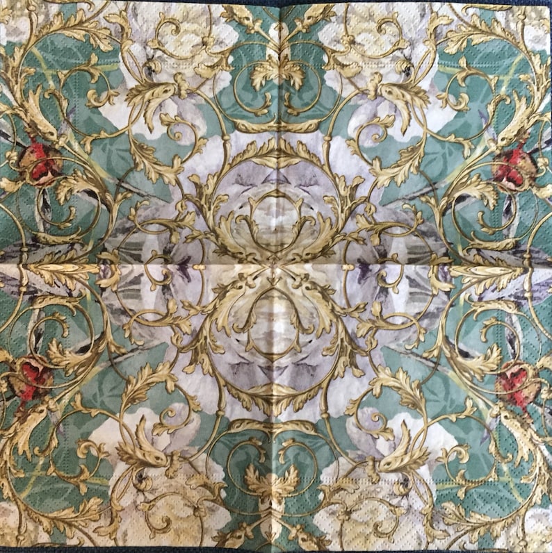 K&ouml;nnte beinhalten: Eine quadratische, gefaltete Papierserviette mit einem sich wiederholenden Muster aus goldenen und gr&uuml;nen floralen Designs. Das Design ist symmetrisch und zeigt ein zentrales Motiv einer stilisierten Blume.
