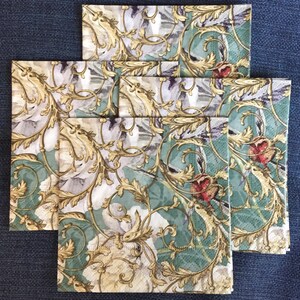 K&ouml;nnte beinhalten: Set aus vier gr&uuml;nen und goldenen gemusterten Papierservietten mit einem floralen Design. Die Servietten zeigen ein sich wiederholendes Muster aus goldenen Bl&auml;ttern und Blumen auf gr&uuml;nem Hintergrund.
