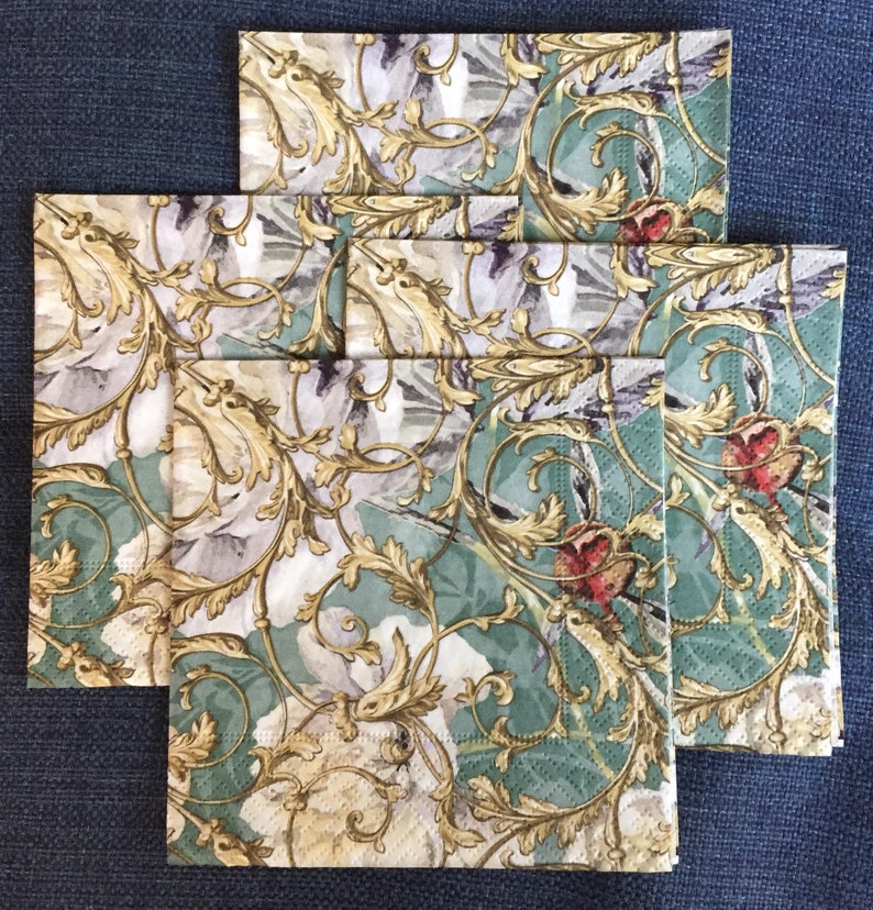K&ouml;nnte beinhalten: Set aus vier gr&uuml;nen und goldenen gemusterten Papierservietten mit einem floralen Design. Die Servietten zeigen ein sich wiederholendes Muster aus goldenen Bl&auml;ttern und Blumen auf gr&uuml;nem Hintergrund.