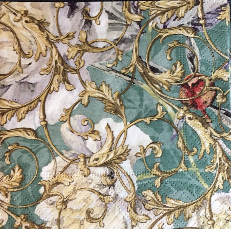 K&ouml;nnte beinhalten: Ein dekorativer Stoff mit einem sich wiederholenden Muster aus goldenen Schn&ouml;rkeln und floralen Designs auf tealfarbenem Hintergrund.