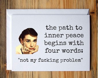 Puede incluir: Una tarjeta blanca con una foto en blanco y negro de Audrey Hepburn haciendo el dedo medio. El texto en la tarjeta dice "the path to inner peace begins with four words: "not my fucking problem""