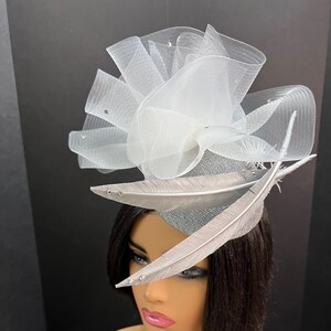 Tocado con plumas blancas y plateadas. Tocado de madre de la novia. Tocado de té alto. Sombrero de boda. Tocado de crinolina Derby de Kentucky
