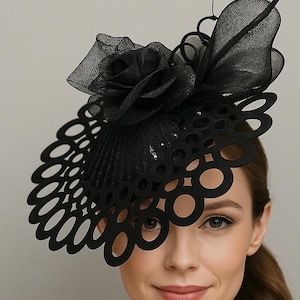 Vondee - Sombrero de copa Black Couture. Ala de acrílico cortada a láser y lazo de crinolina.