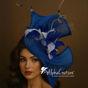 Jada - Tocado de abacá azul. Tocado de seda esculpido a mano con cristales de Swarovski.