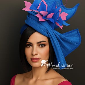 Tocado escultural de seda de abacá: Sombrero llamativo en azul británico y fucsia - Cassie