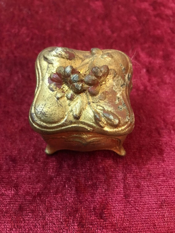 Amazon.com: Vintage Round Jewelry Decorative Trinket Box Ring Box Antique  Metal Case 4.7 inch (Brass (Matt Gold), Medium) : Clothing, Shoes & Jewelry