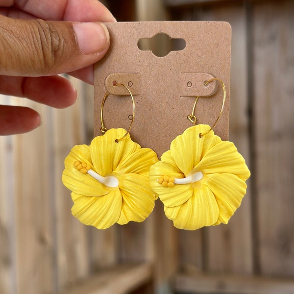 Petites créoles en hibiscus - Fleur tropicale - Boucles d'oreilles artisanales. Boucles d'oreilles tendance. Cadeau fait main. Léger. Hypoallergénique. La mode.