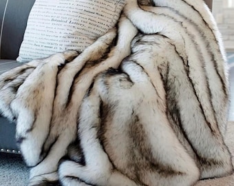 Kunstfell Decke - Russischer Wolf - Weiß Mit Schwarzen Spitzen Unterlegt mit Minky Kuschelfell - Polarfuchs - Pelz Akzente Original Designs USA