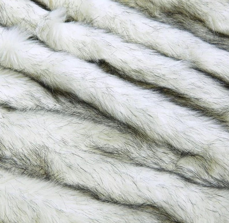 Coperta in pelliccia sintetica - Lupo russo - Bianco con punte nere con retro in pelliccia di Minky Cuddle - Volpe artica - Fur Accents Original Designs USA immagine 5