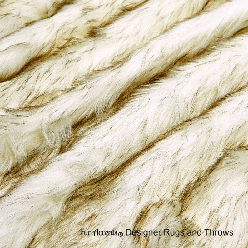 K&ouml;nnte beinhalten: Nahaufnahme eines wei&szlig;en und braunen Kunstpelzes. Das Fell ist weich und flauschig mit einem dezenten Streifenmuster. Fur Accents Designer Rugs and Throws.