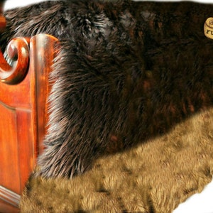 Colcha de piel sintética con detalles de piel/oso de pelo marrón con borde de piel de coyote