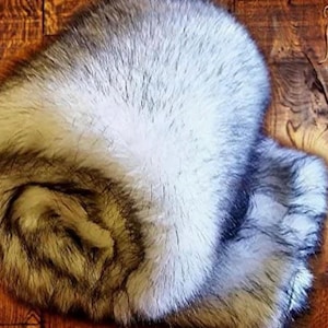 Pu&ograve; includere: Una sciarpa di pelliccia di volpe bianca e grigia. La pelliccia &egrave; morbida e lussuosa, e la sciarpa &egrave; perfetta per aggiungere un tocco di calore e stile a qualsiasi outfit.