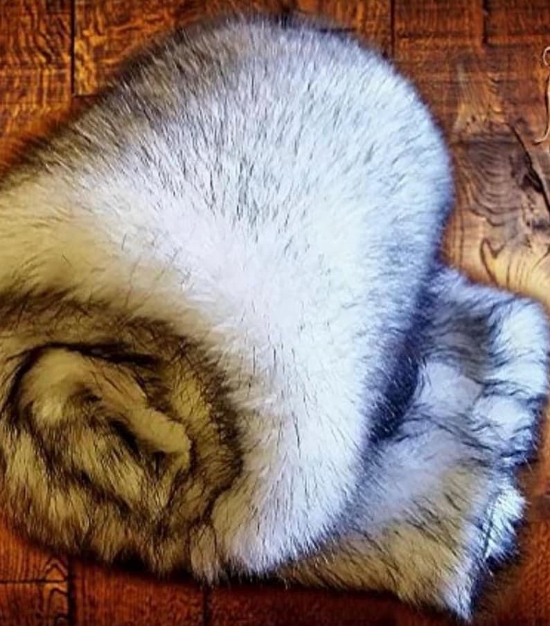 Pu&ograve; includere: Una sciarpa di pelliccia di volpe bianca e grigia. La pelliccia &egrave; morbida e lussuosa, e la sciarpa &egrave; perfetta per aggiungere un tocco di calore e stile a qualsiasi outfit.