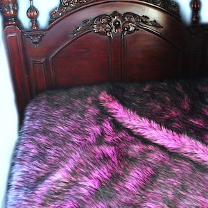 Colcha de felpa de piel sintética, pelusa rosa cereza caliente con puntas negras puntiagudas, detalles de piel EE. UU.