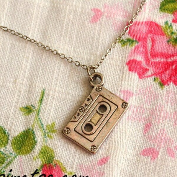 Bijoux rétro originaux - Collier avec pendentif cassette - Collier radiocassette à l'ancienne - Boucles d'oreilles rétro - Bijoux vintage