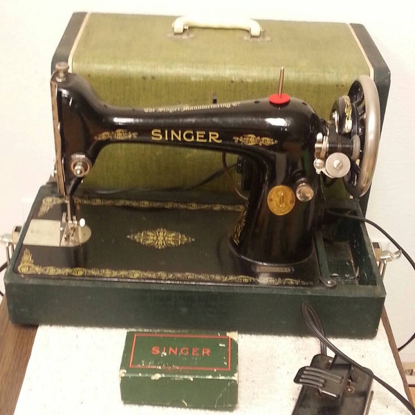 Free Shipping!! 1925 Singer Sewing Machine With Accessories