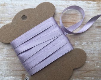 Cinta de satén reciclada Berisfords de 7 mm, color lila, ecológica, ideal como regalo de boda o como papel de regalo. Tono lila orquídea 910.