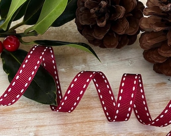 Cinta de 9 mm color vino tinto y blanco con pespunte de silla, ideal para envolver regalos de Navidad, tarjetas y manualidades.