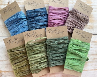 Cinta reciclada de seda sari teñida a mano. Ideal para envolver regalos, tejer y bordar.