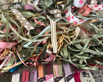 Cintas y adornos surtidos, lote de retales, aprox. 1 kg, liquidación de lote. Álbumes de recortes, manualidades, tarjetas, lazos, costura, adornos.