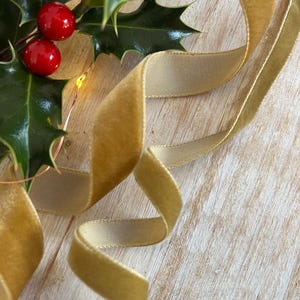 Cinta de terciopelo Berisfords Vintage Gold NUSS, 9 mm x 16 mm, color Navidad 9533 imagen 1