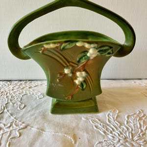 Vintage Roseville aardewerk groene mand/vaas sneeuwbessen 1BK-7