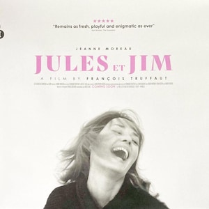 以下が含まれることがあります： 映画「Jules et Jim」のポスター。ジャンヌ・モローが出演。タイトルはピンク色で、監督のフランソワ・トリュフォーの名前が下にあります。画像には、笑っている女性の白黒写真と、左上にBFIのロゴが含まれています。