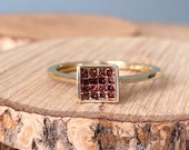 Gold garnet ring. A Vintage 10K yellow gold red garnet cluster ring