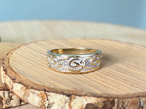 Gold diamond ring. A 9k yellow gold Celtic design… - image 1