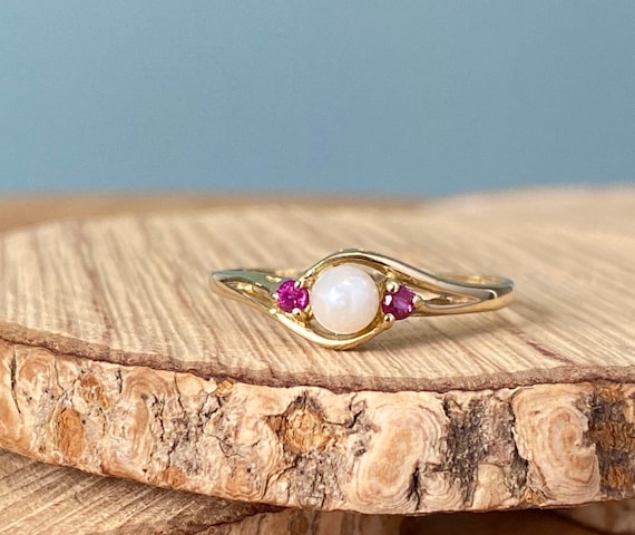 Gold pearl ring. 9k yellow gold, natural pearl and