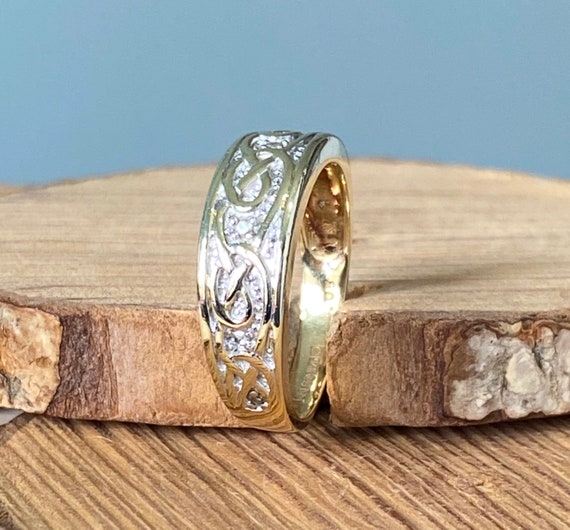 Gold diamond ring. A 9k yellow gold Celtic design… - image 9