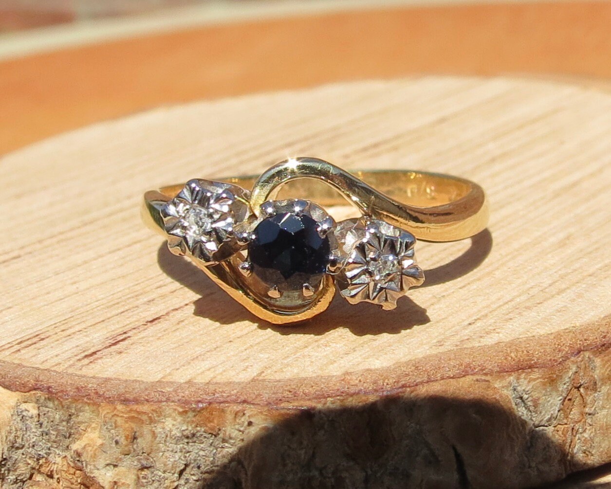 Gold sapphire ring. Vintage 1970s 18k yellow gold diamond and sapphire