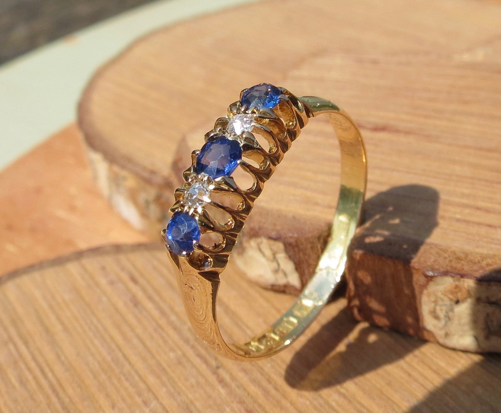 Gold sapphire ring. Antique 18K victorian yellow gold ...