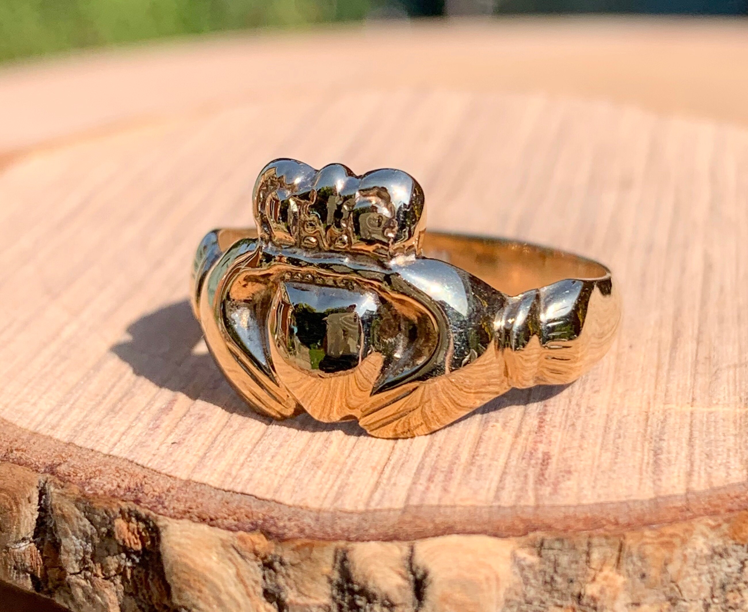 Gold Claddagh ring. Vintage 9K yellow gold Claddagh ring. Date 1975
