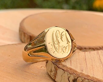 Gold signet ring. Antique heavy big size 100 year old 18K yellow gold monogram ring.