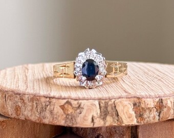 Gold sapphire ring. A vintage  9K yellow gold sapphire and diamond ring.