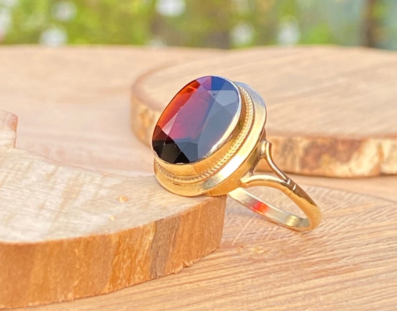 Gold garnet ring. Vintage 1970s yellow gold 4 1/2