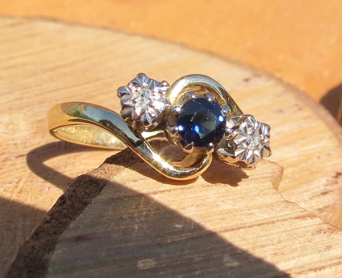 Gold sapphire ring. Vintage 1970s 18k yellow gold diamond and sapphire