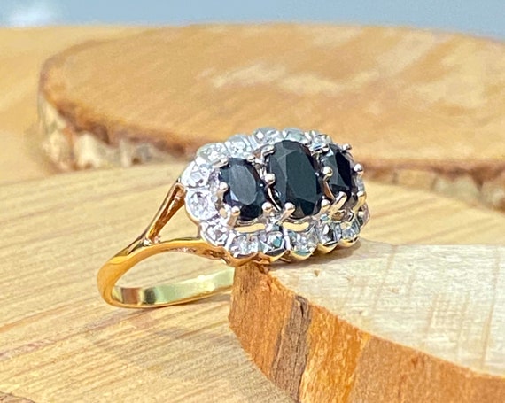 Gold sapphire ring. 9K yellow gold triple sapphire