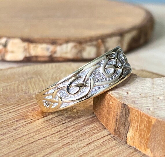 Gold diamond ring. A 9k yellow gold Celtic design… - image 6
