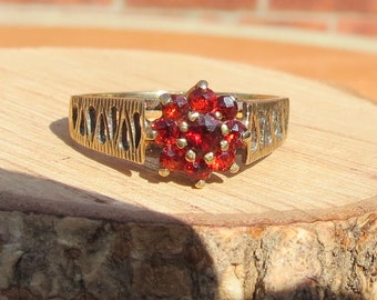 Gold garnet ring. A Vintage 9K yellow gold red garnet daisy ring from the 1970's