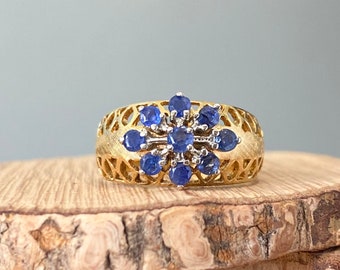 Gold sapphire ring. Vintage 18K yellow gold blue sapphire daisy ring.
