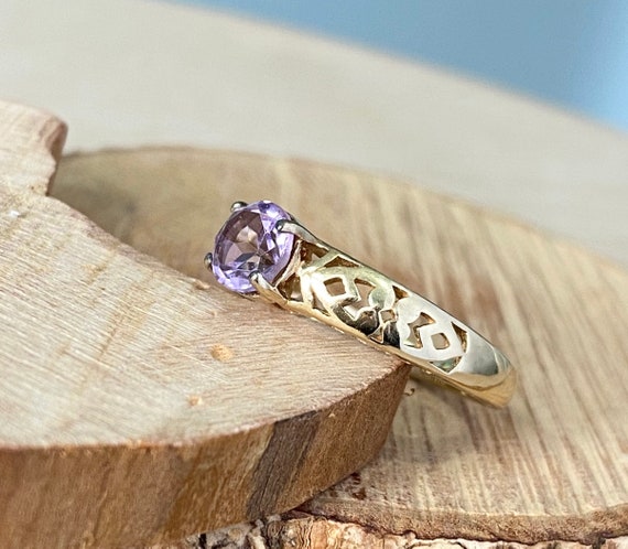 Gold amethyst ring, decorated band, 9K yellow gol… - image 7