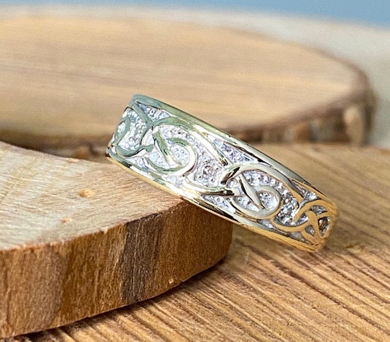 Gold diamond ring. A 9k yellow gold Celtic design… - image 4