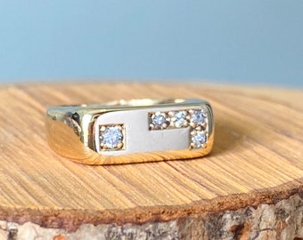 Gold diamond ring. Vintage 9K yellow gold diamond ring.