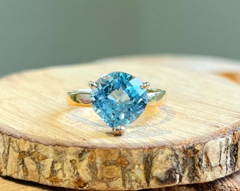 Gold blue topaz ring. A large 6 carat natural swiss blue topaz, claw set as a solitaire, 9K yellow gold ring.