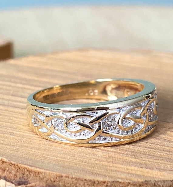 Gold diamond ring. A 9k yellow gold Celtic design… - image 3