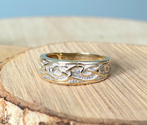 Gold diamond ring. A 9k yellow gold Celtic design… - image 2